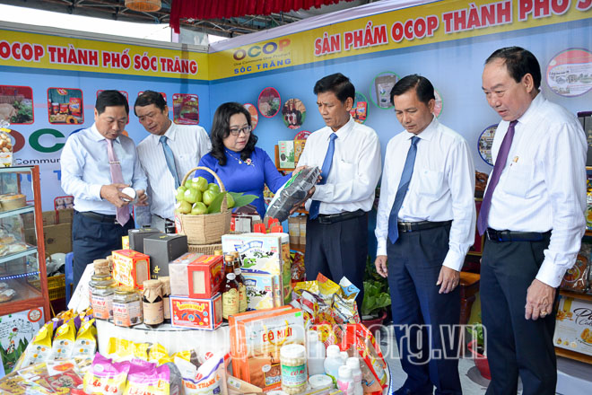 Lãnh đạo tỉnh Sóc Trăng tham quan các gian hàng trưng bày đơn vị TP. Sóc Trăng (Ảnh: MỸ LINH)